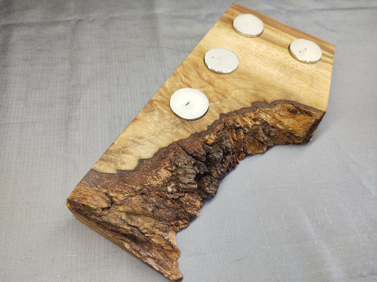 4 Tea lights with two display areas.
