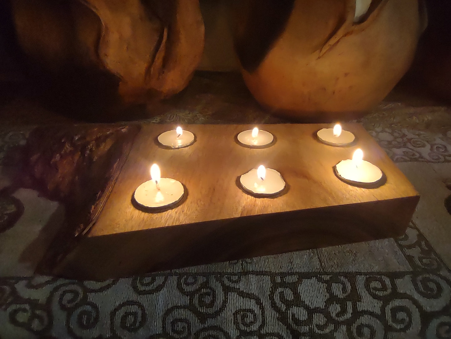 6 Tea lights with bark edge.