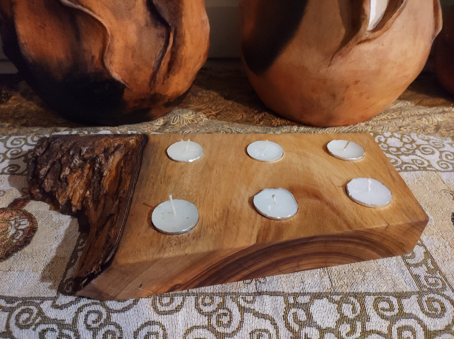6 Tea lights with bark edge.