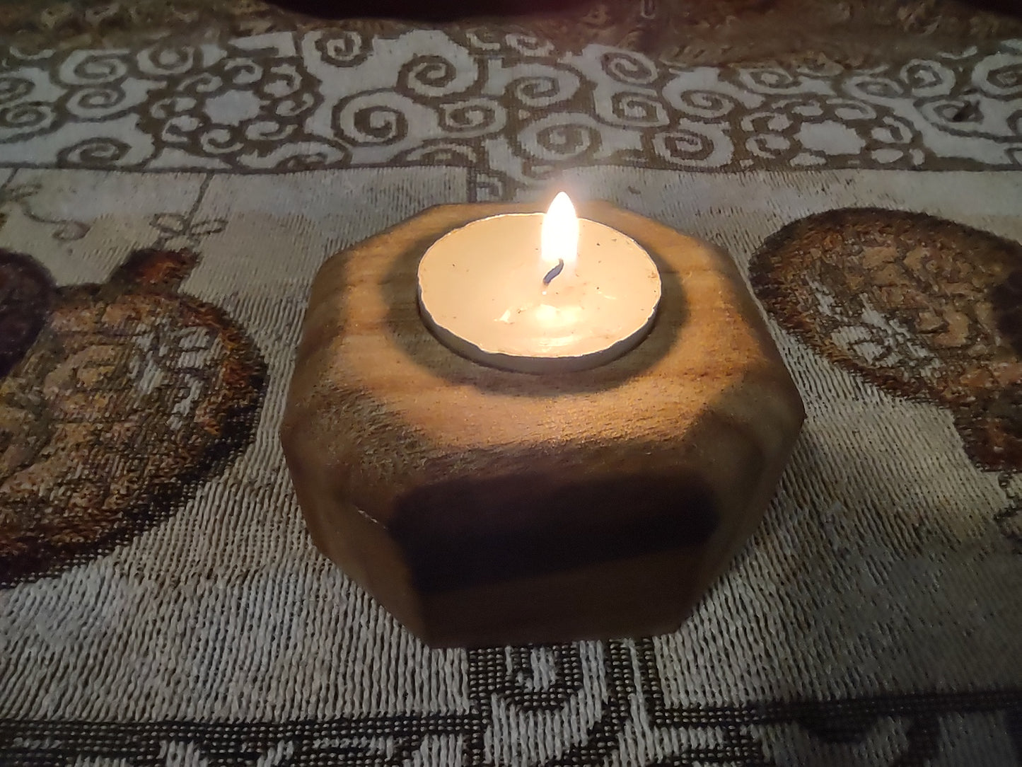 Single tea light, octagonal.