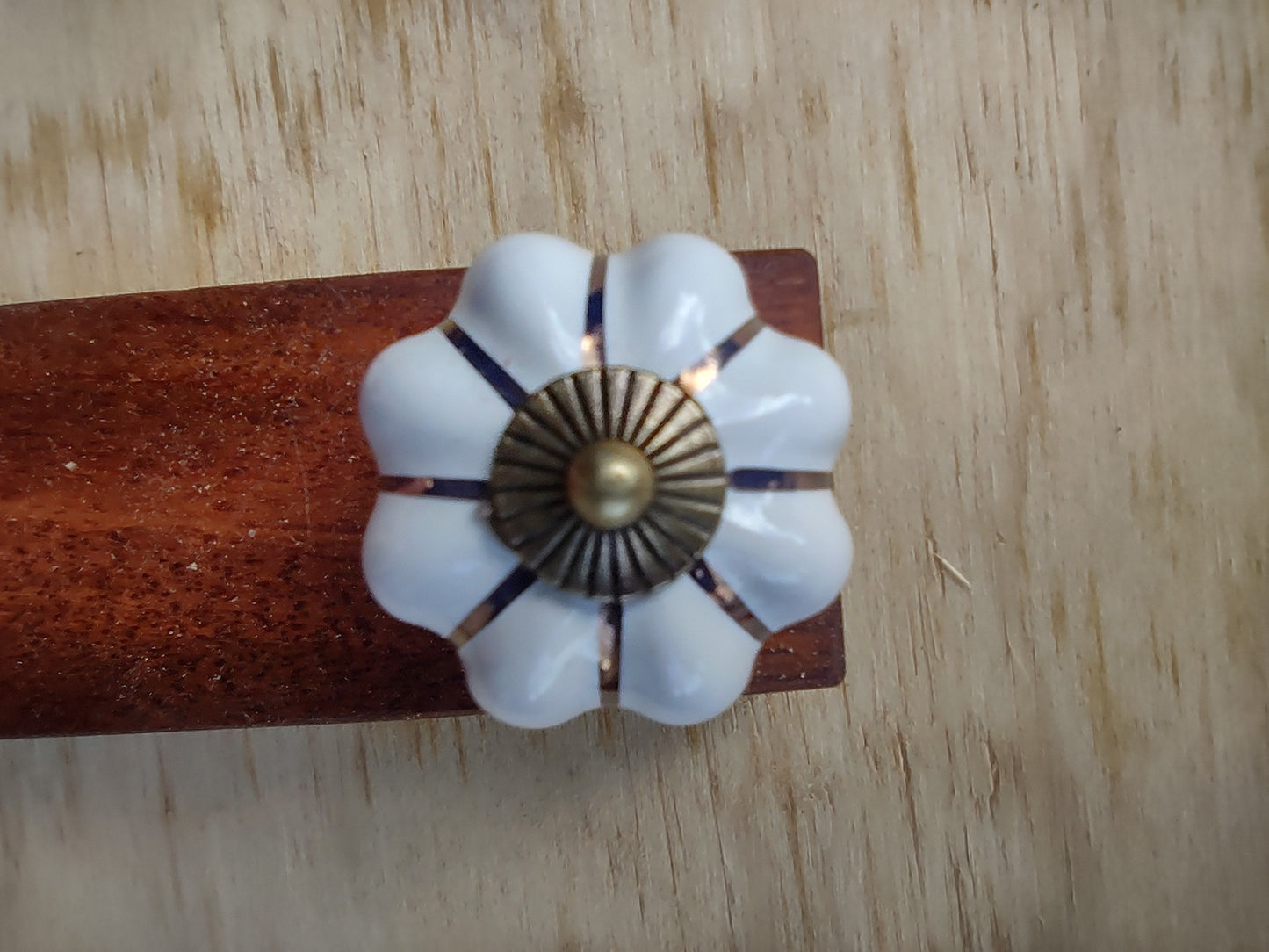 Knob, White with Gold flutes.