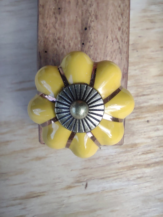 Knob, Yellow with Gold flutes.